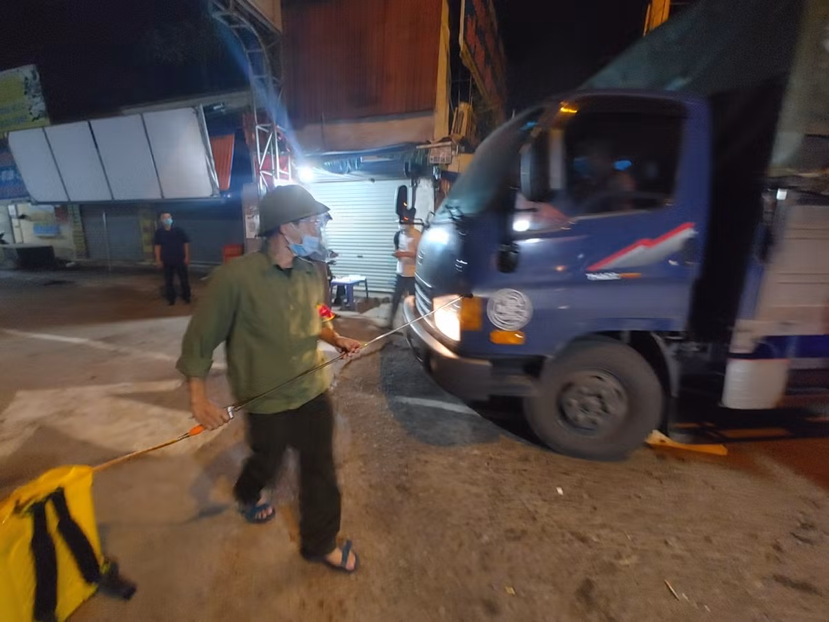 Toàn bộ phương tiện ra vào chợ đều được phun khử khuẩn.