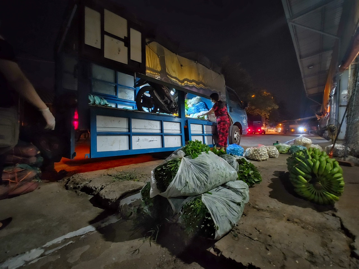 Đại diện BQL chợ cho biết, để không xảy ra tình trạng đội giá thực phẩm trong nội thành, BQL chợ sẽ giám sát việc mua bán, không cho tiểu thương hoạt động trong chợ tự ý tăng giá.