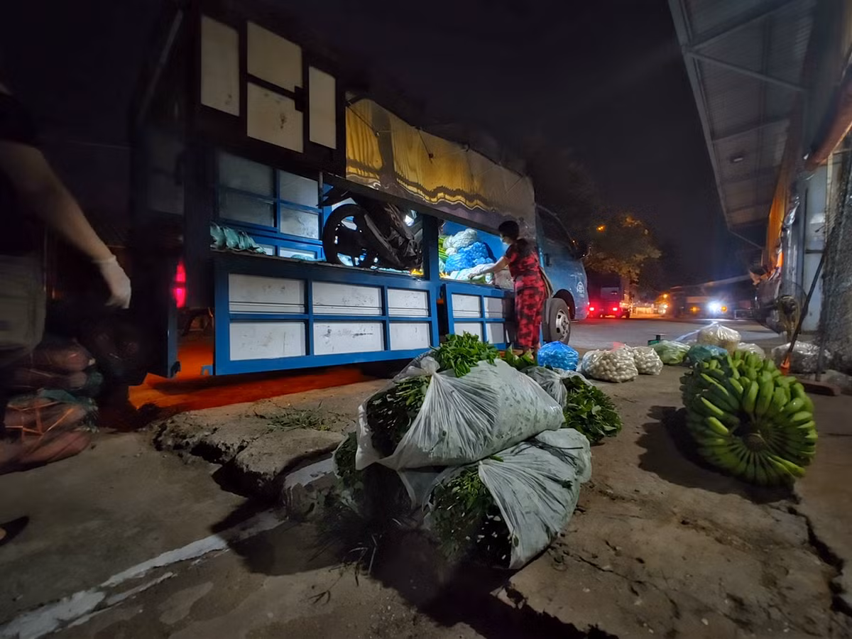 Đại diện BQL chợ cho biết, để không xảy ra tình trạng đội giá thực phẩm trong nội thành, BQL chợ sẽ giám sát việc mua bán, không cho tiểu thương hoạt động trong chợ tự ý tăng giá.