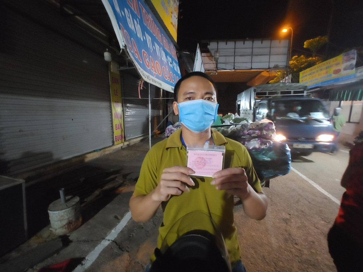 Tiểu thương muốn được hoạt động trong chợ phải đảm bảo tiêm một mũi vaccine, có giấy xét nghiệm âm tính với COVID-19 còn hiệu lực và có thẻ do BQL chợ cấp.