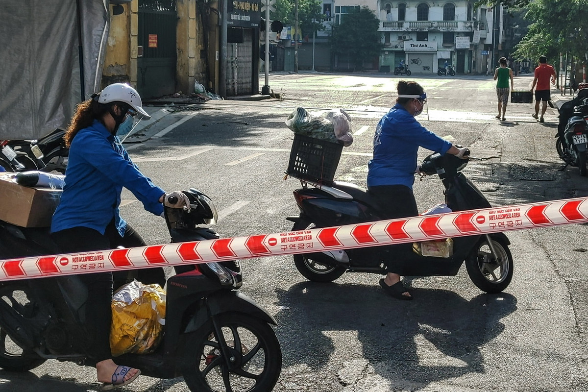 Thay vào đó, các bạn đoàn viên, thanh niên sẽ làm “shipper” giao hàng từ chốt kiểm soát về tận nhà từng người dân theo địa chỉ gửi kèm.