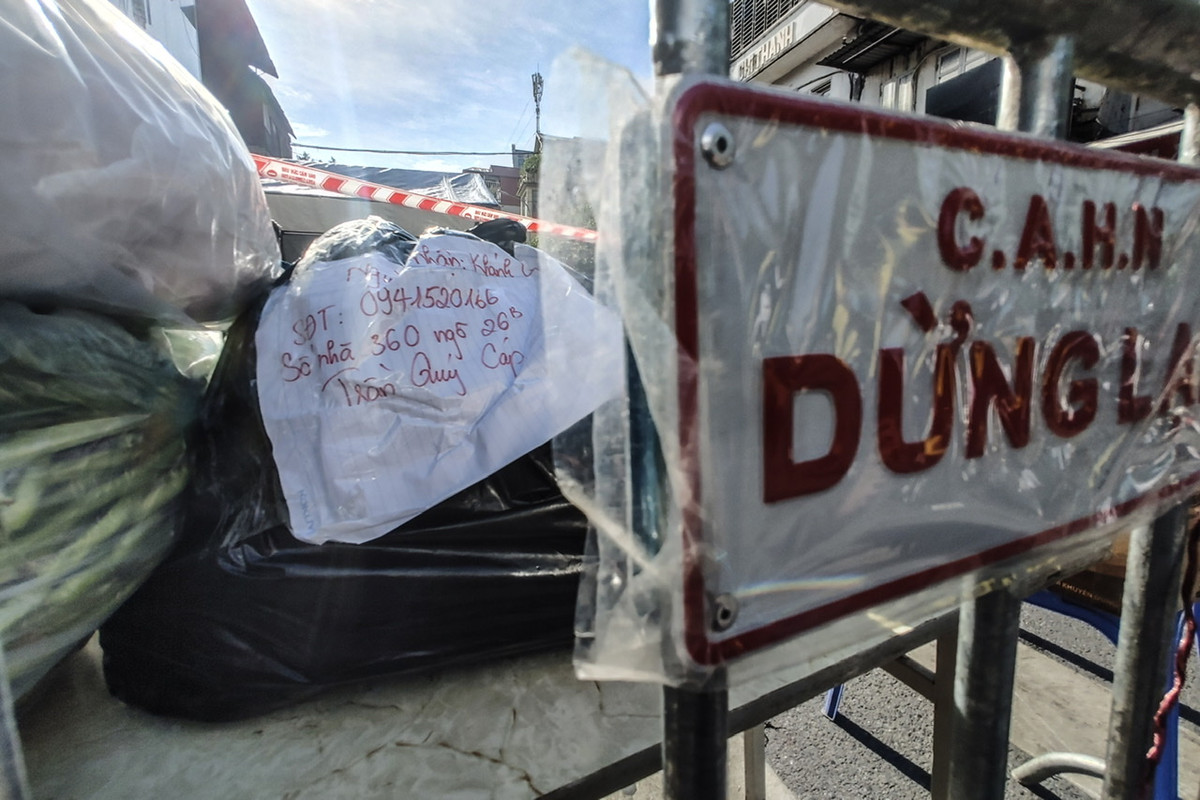 Bàn tiếp nhận hàng tại các chốt kiểm soát thường xuyên xếp đầy.