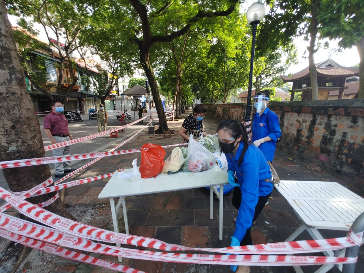 Từ ngày 21/8, toàn bộ phường Văn Miếu và Văn Chương đã bị phong toả 14 ngày để phục vụ công tác phòng chống dịch bệnh COVID-19 lây lan.