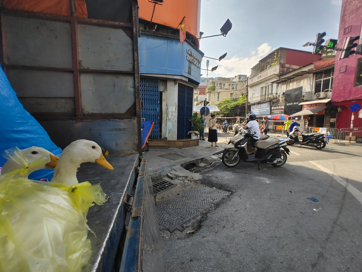 Hàng hoá được chở bằng ô tô tải tới “tiếp tế” cho người dân khu vực phong toả phường Văn Miếu.
