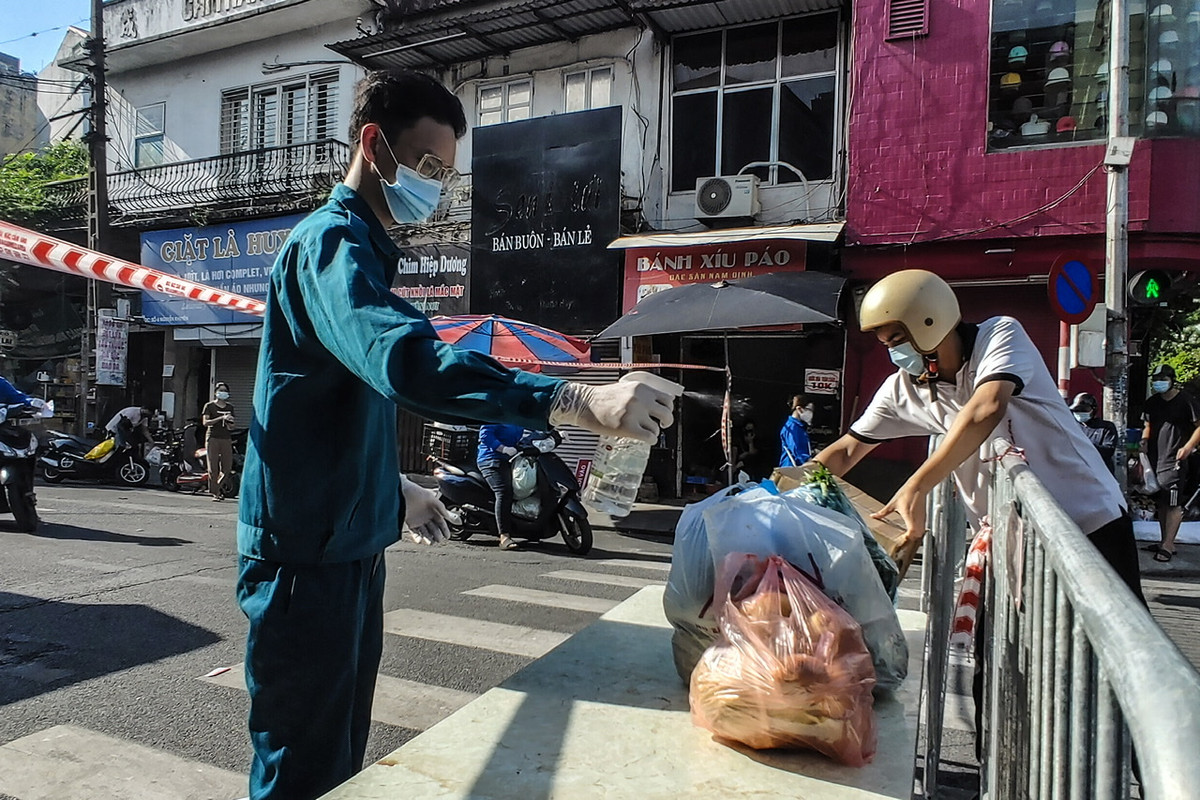 Toàn bộ hàng hoá chuyển từ bên ngoài vào đều được phun khử khuẩn.