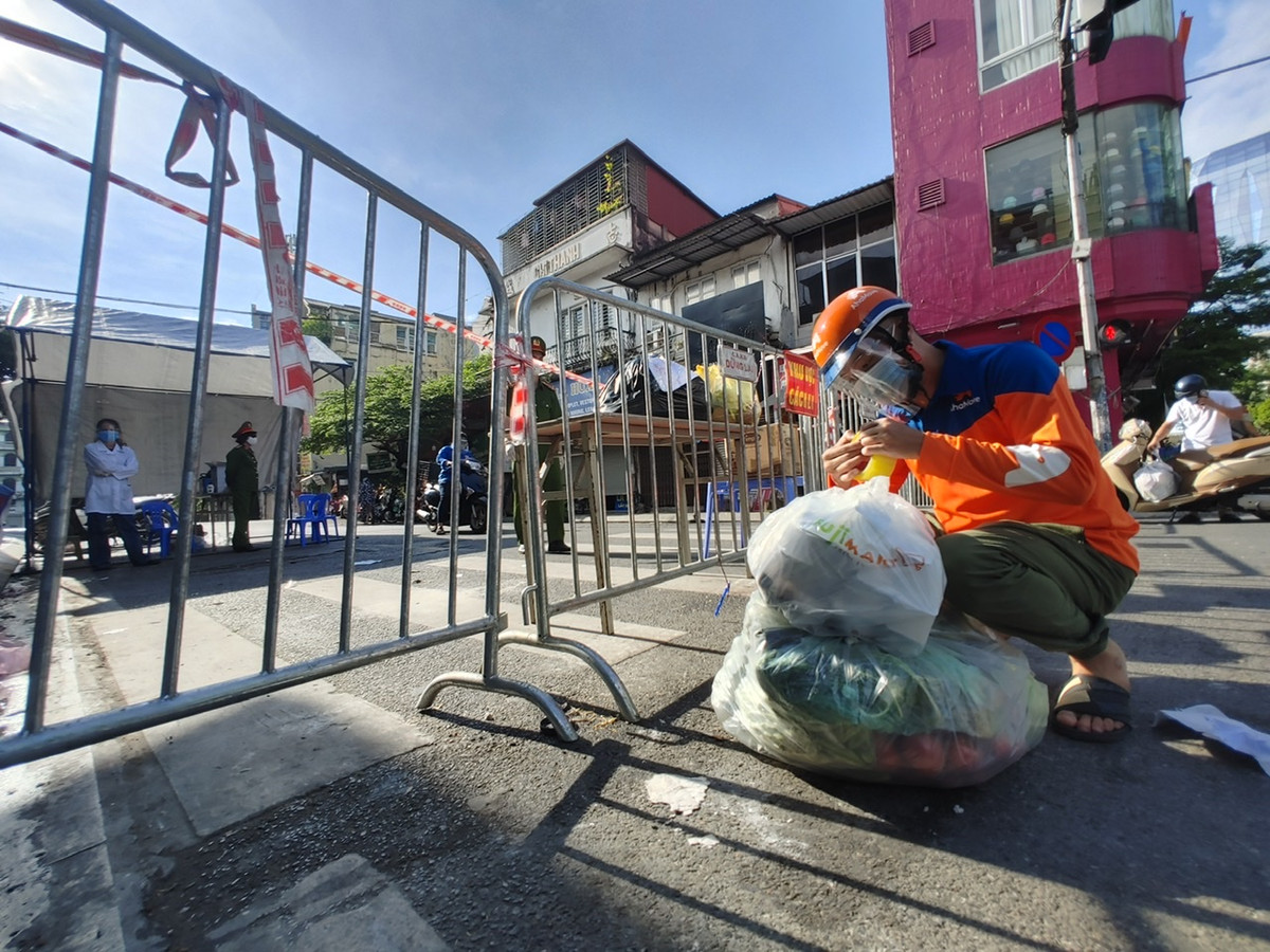 Tuy nhiên, do quyết định phong toả đưa ra bất ngờ nên nhiều gia đình chưa kịp chuẩn bị đồ. Việc mua bán thực phẩm thiết yếu vẫn diễn ra ngay khi vừa ban hành quyết định phong toả.