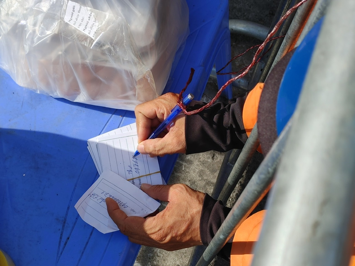 Theo ghi nhận của PV báo Tri thức và Cuộc sống, trong ngày đầu tiên thực hiện giãn cách, lượng hàng được chuyển vào phường Văn Miếu vẫn rất nhiều.