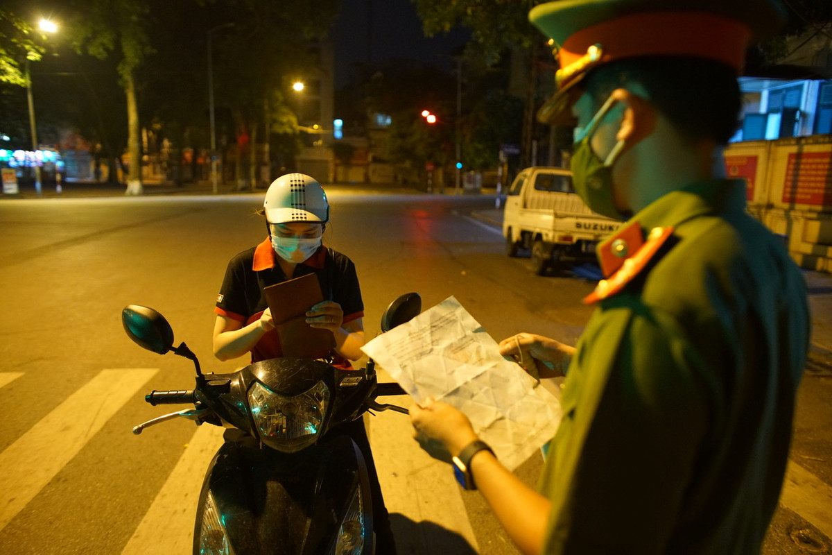 Ha Noi: Se dieu chinh viec kiem tra giay di duong cho phu hop