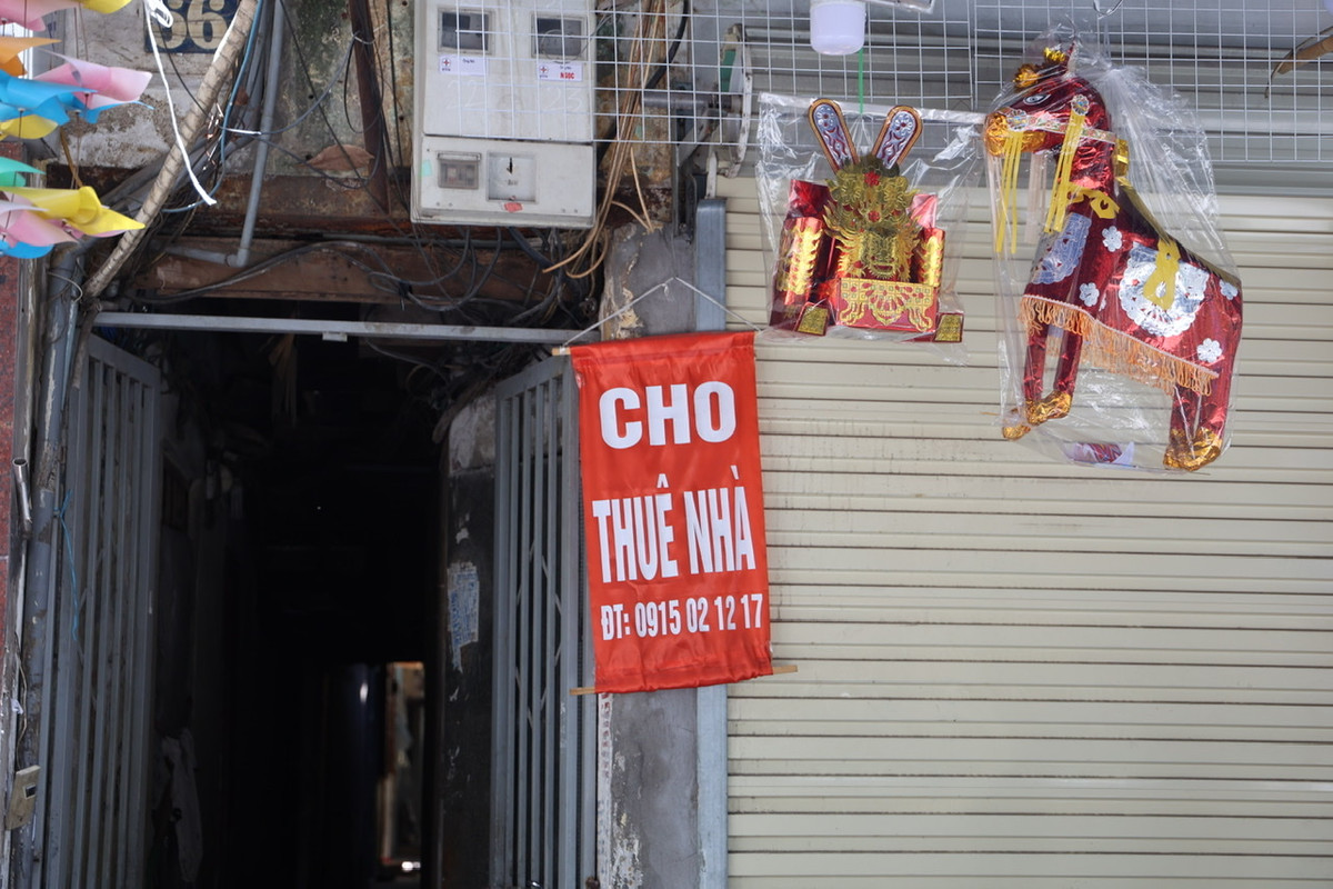 Theo ghi nhận của PV báo Tri thức và Cuộc sống, hầu hết các cửa hàng trên phố Hàng Mã đều đóng cửa hoặc treo biển cho thuê nhà.