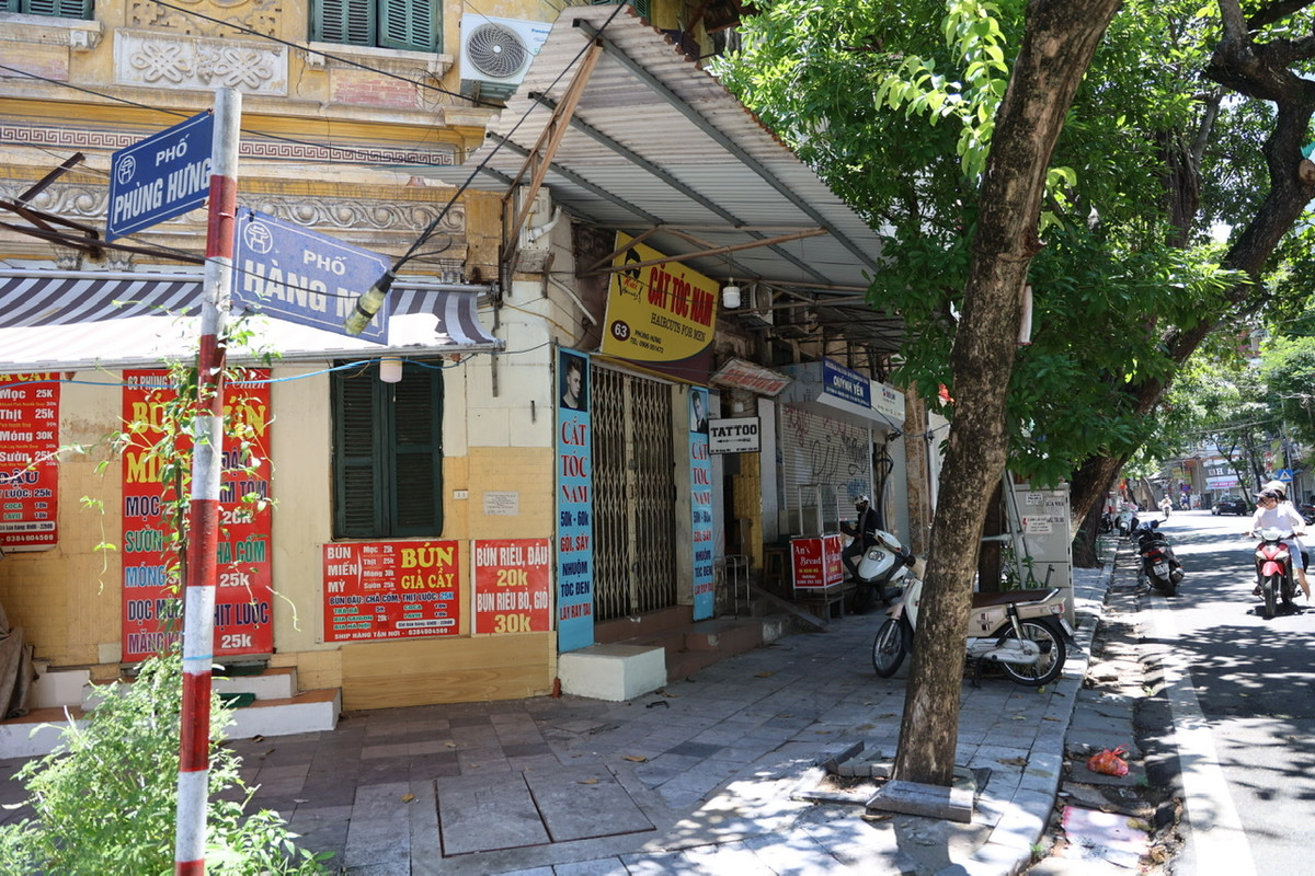 Giá bán đồ vàng mã năm nay vẫn giữ nguyên như trước đó. Giá quần áo, giày dép vẫn từ 60.000 - 80.000 đồng/bộ, ô tô và nhà tầng giao động từ 150.000 - 300.000 đồng tuỳ theo kích cỡ.