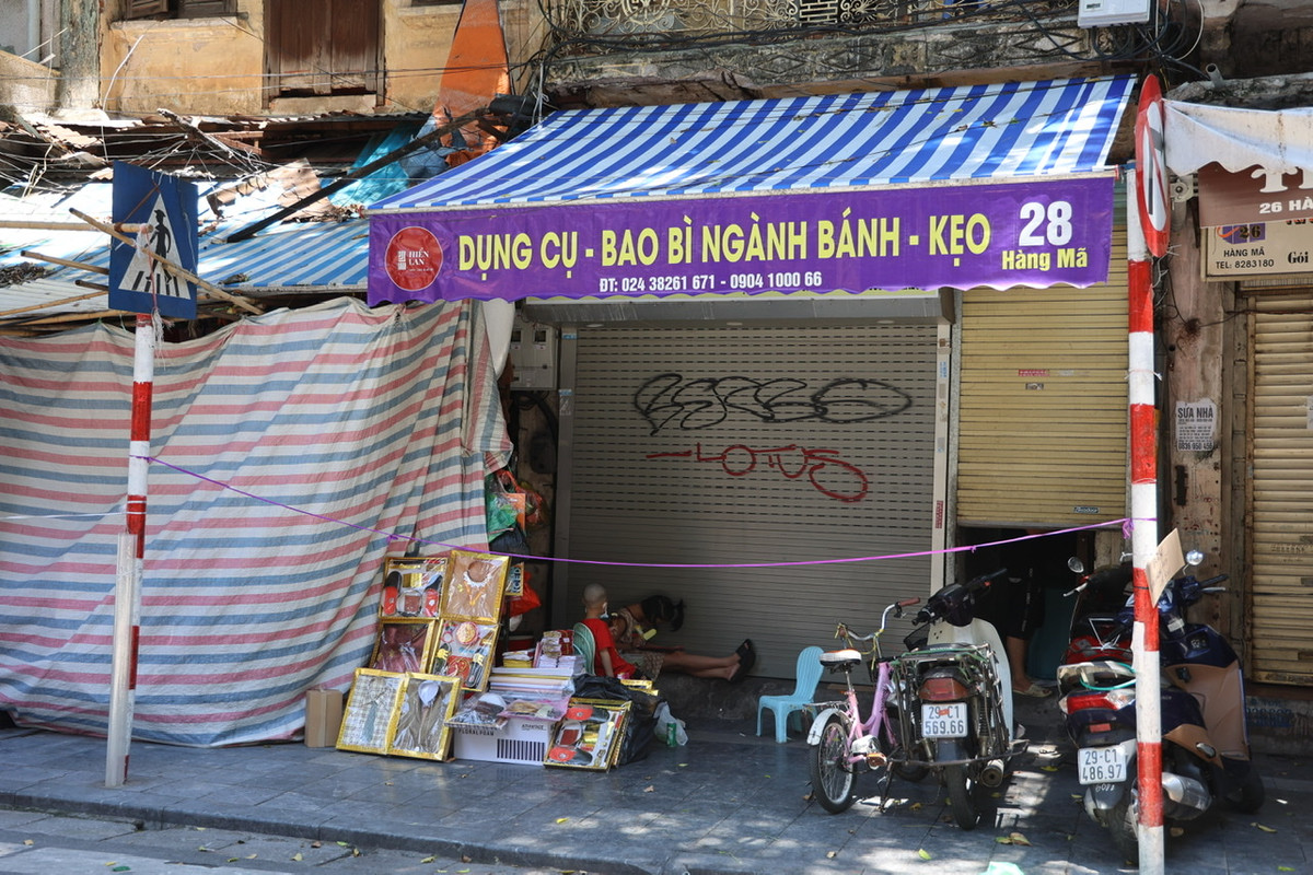 Tuy nhiên, năm nay chỉ còn vài hàng bày bán đồ vàng mã.