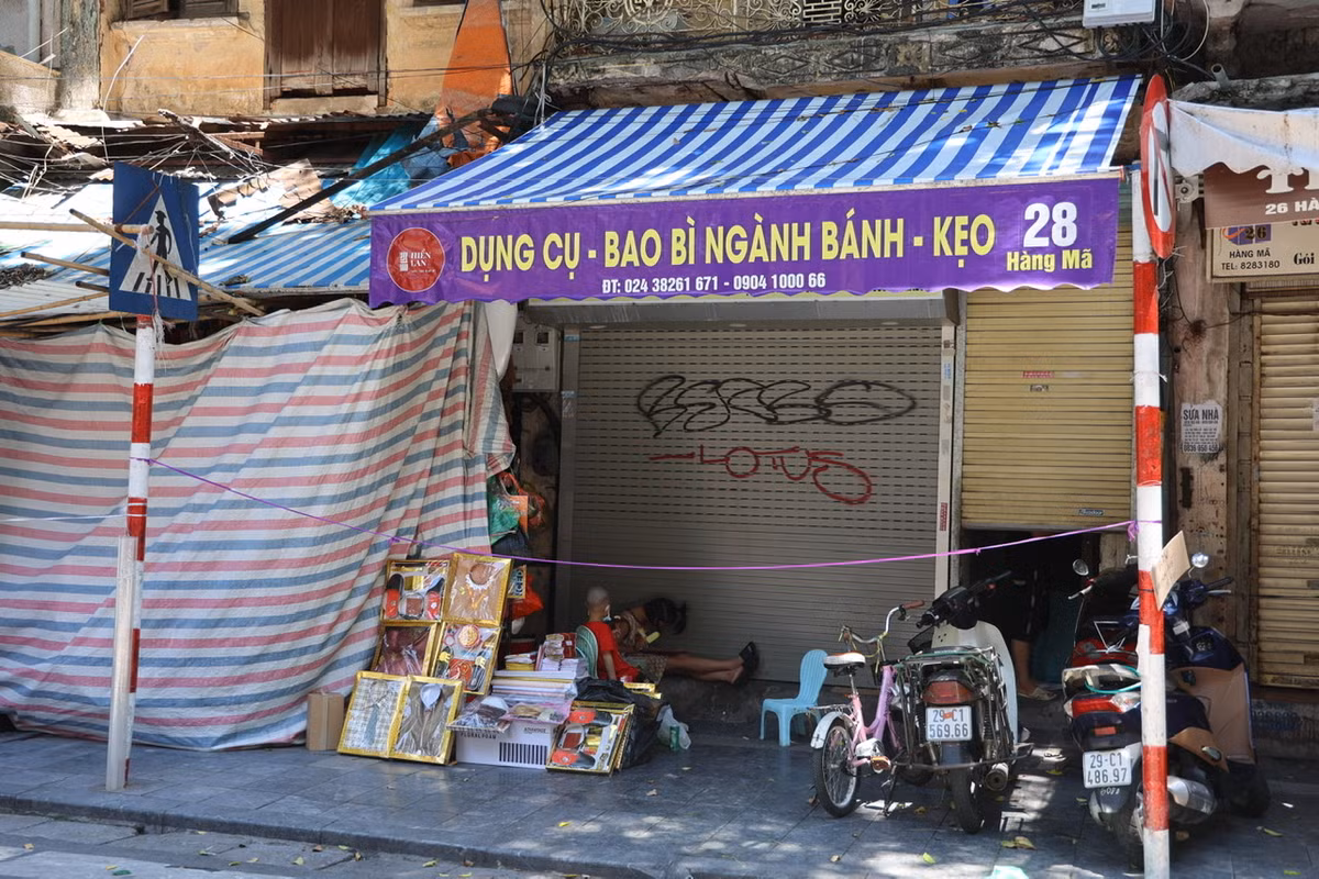 Tuy nhiên, năm nay chỉ còn vài hàng bày bán đồ vàng mã.