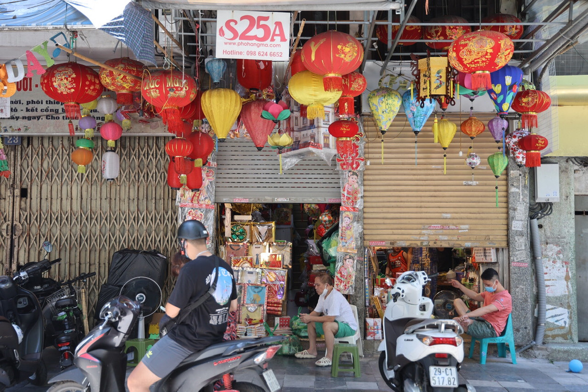 Một chủ cửa hàng cho biết, cả ngày chỉ có 1-2 khách tới mua. Do không có nhiều lựa chọn nên khách cũng mua rất nhanh rồi di chuyển.