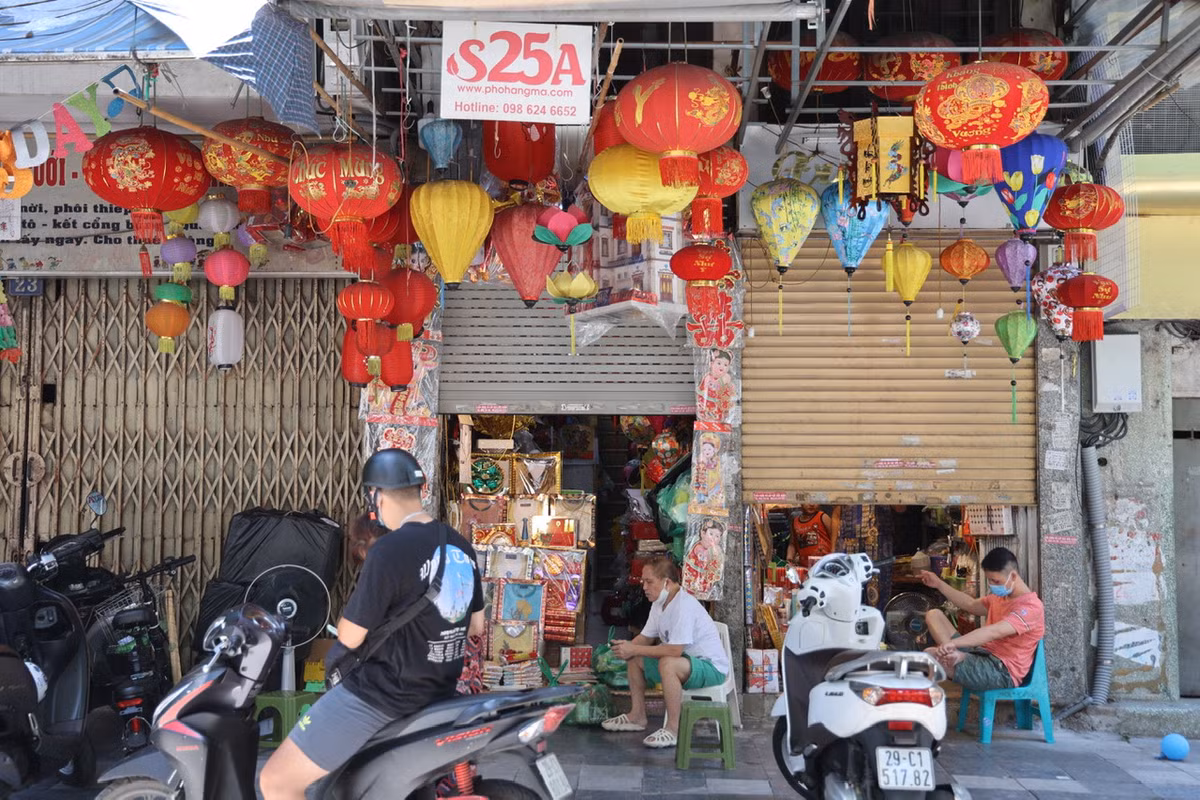 Một chủ cửa hàng cho biết, cả ngày chỉ có 1-2 khách tới mua. Do không có nhiều lựa chọn nên khách cũng mua rất nhanh rồi di chuyển.