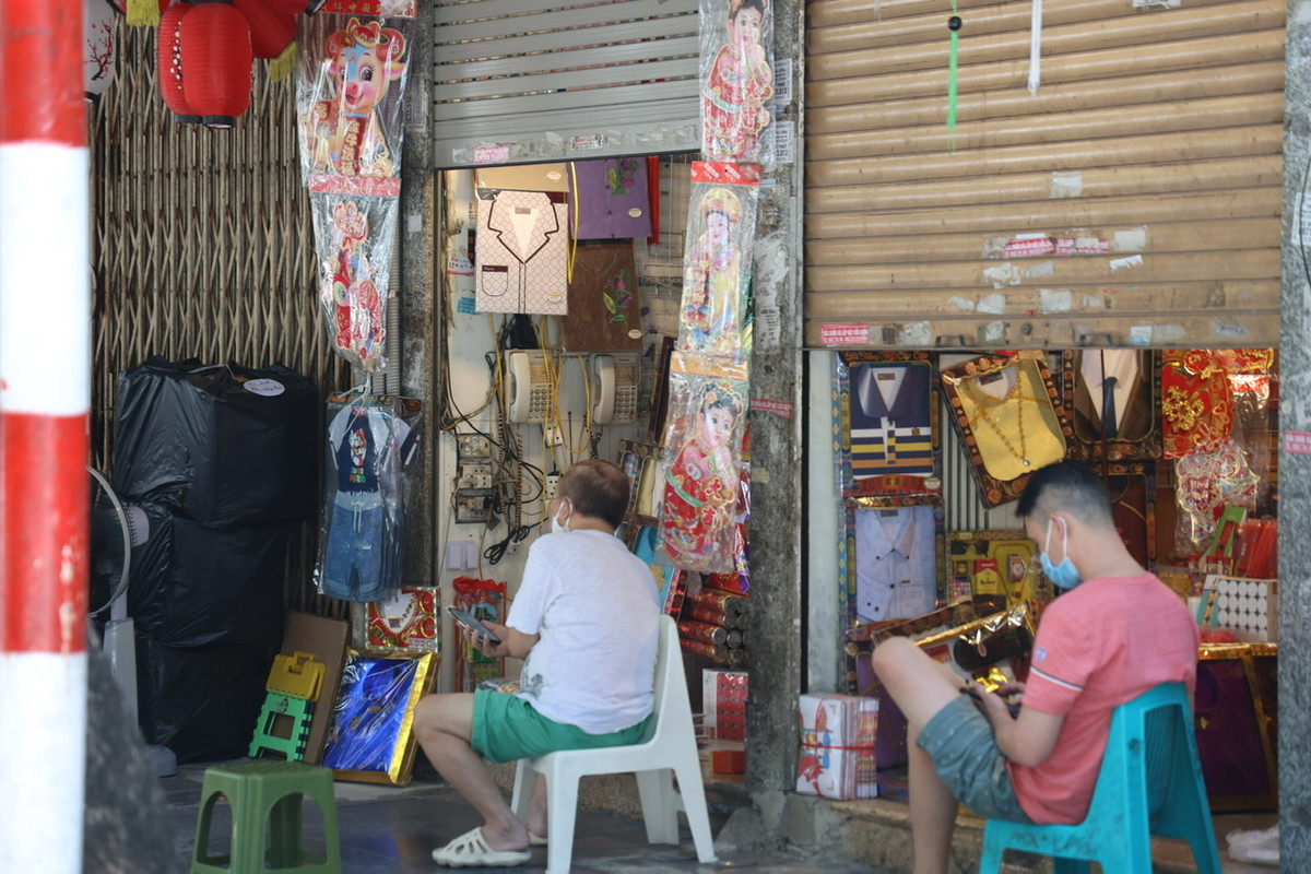 Được biết, năm nay các chủ cửa hàng trên phố Hàng Mã cũng không nhập hàng mới. Chủ yếu lấy hàng cũ ra bán.