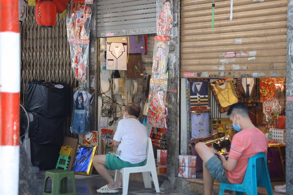 Được biết, năm nay các chủ cửa hàng trên phố Hàng Mã cũng không nhập hàng mới. Chủ yếu lấy hàng cũ ra bán.