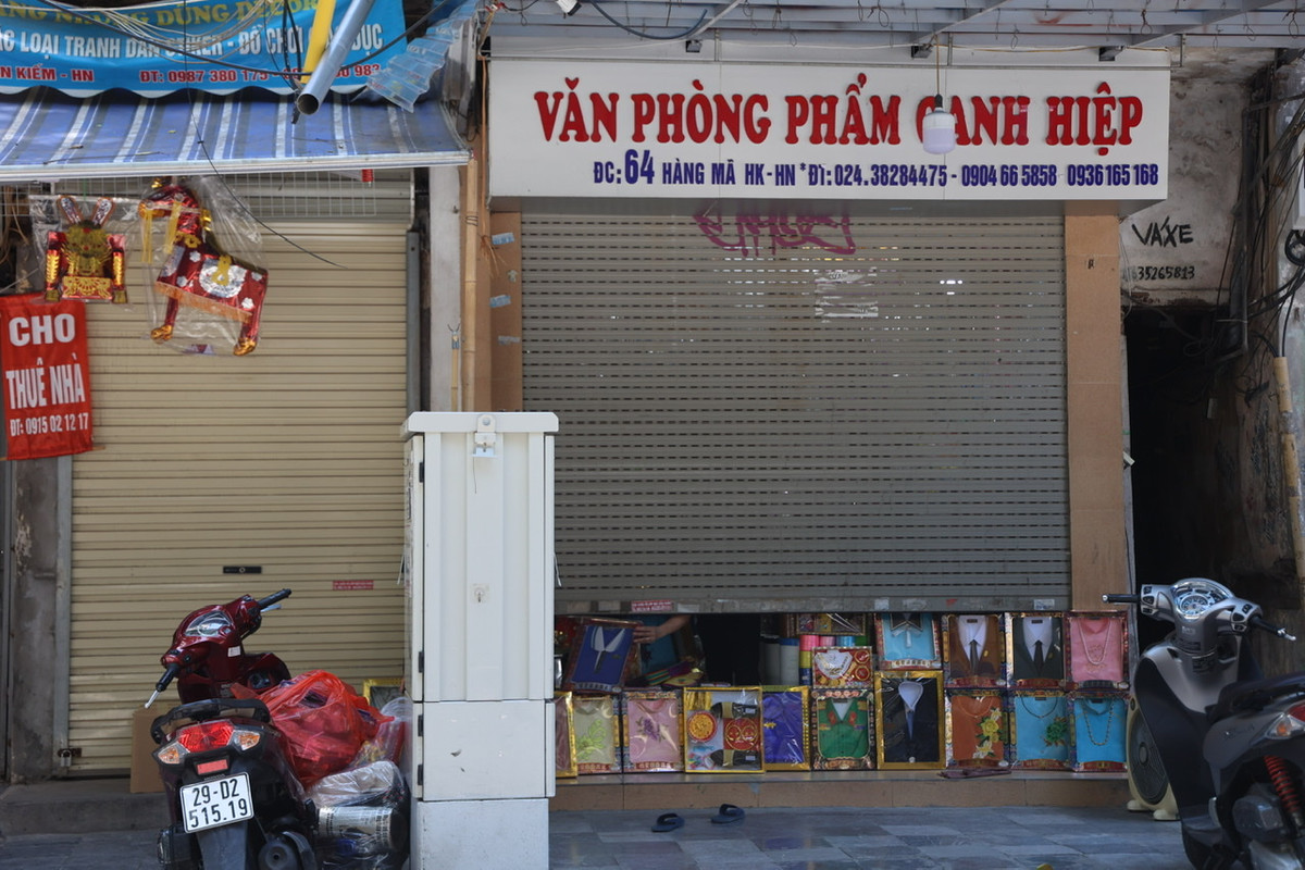 Dọc phố Hàng Mã chỉ có chưa đến 10 hàng mở cửa.