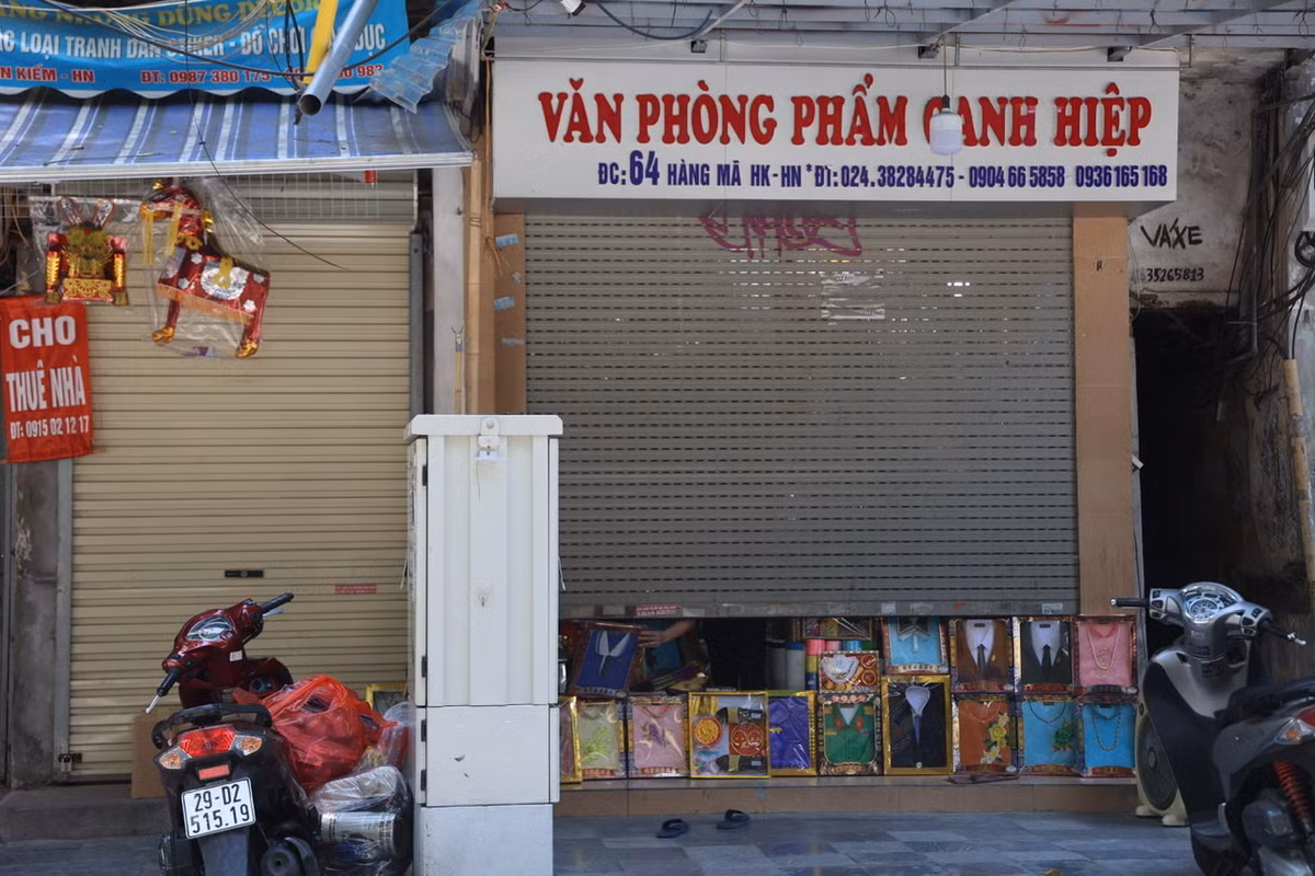 Dọc phố Hàng Mã chỉ có chưa đến 10 hàng mở cửa.