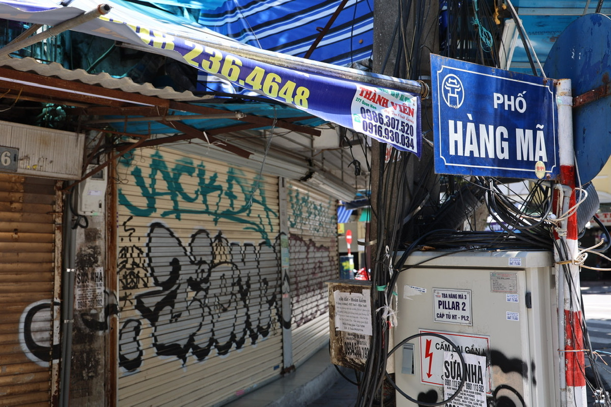 Phố Hàng Mã gần như không có người tới mua bán.