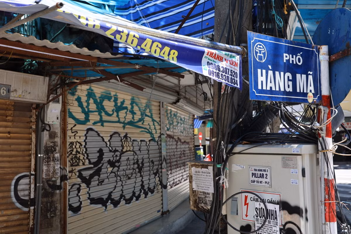 Phố Hàng Mã gần như không có người tới mua bán.