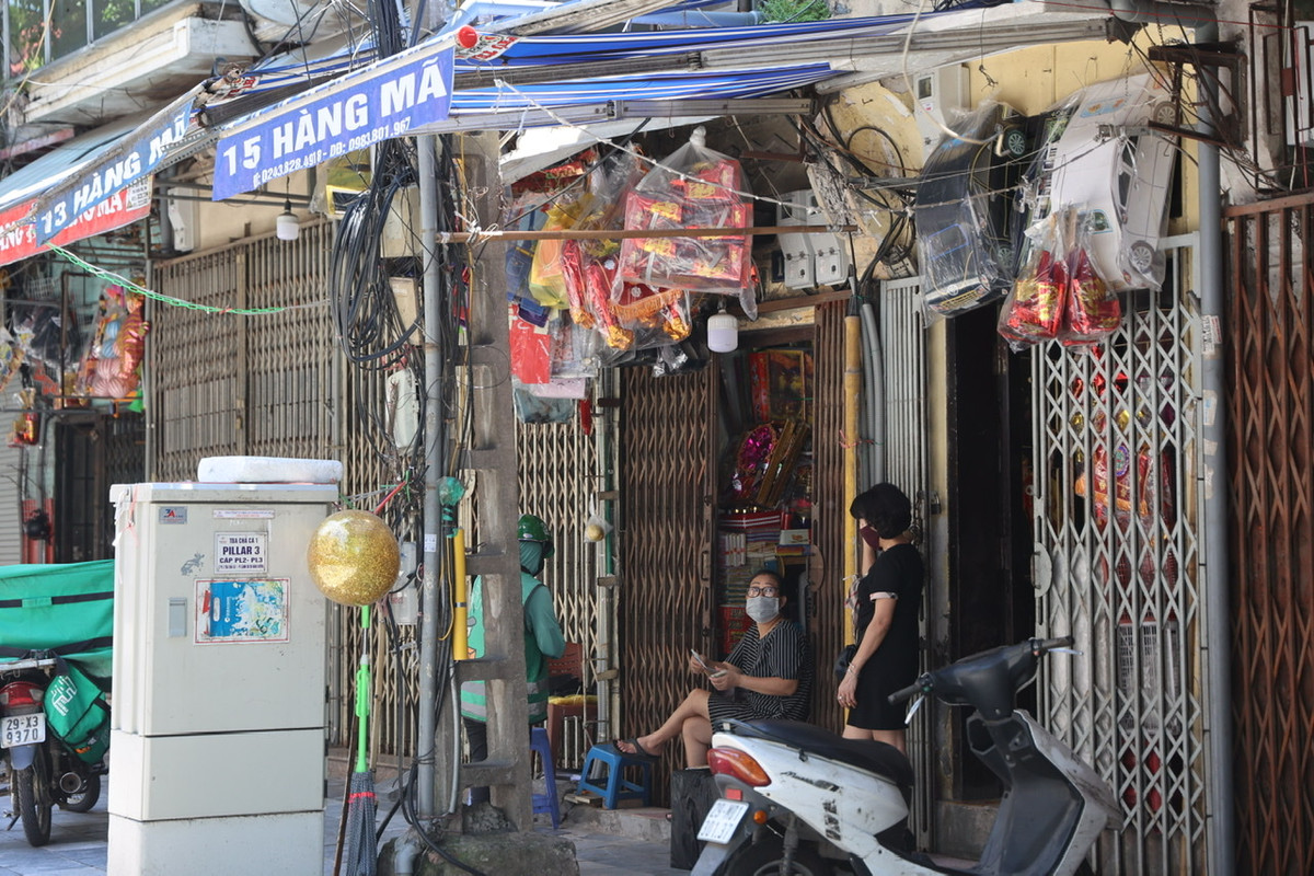 Mặt hàng vàng mã năm nay cũng rất đơn giản, chỉ có quần áo, giày dép, nhà tầng mà “vắng bóng” những đồ cầu kỳ, công nghệ như mọi năm.