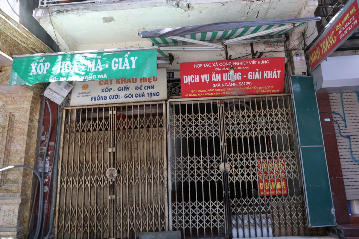 Chỉ còn vài ngày nữa là đến ngày rằm Tháng Bảy, mọi năm vào dịp này phố Hàng Mã (quận Hoàn Kiếm, Hà Nội) luôn tấp nập người mua kẻ bán.