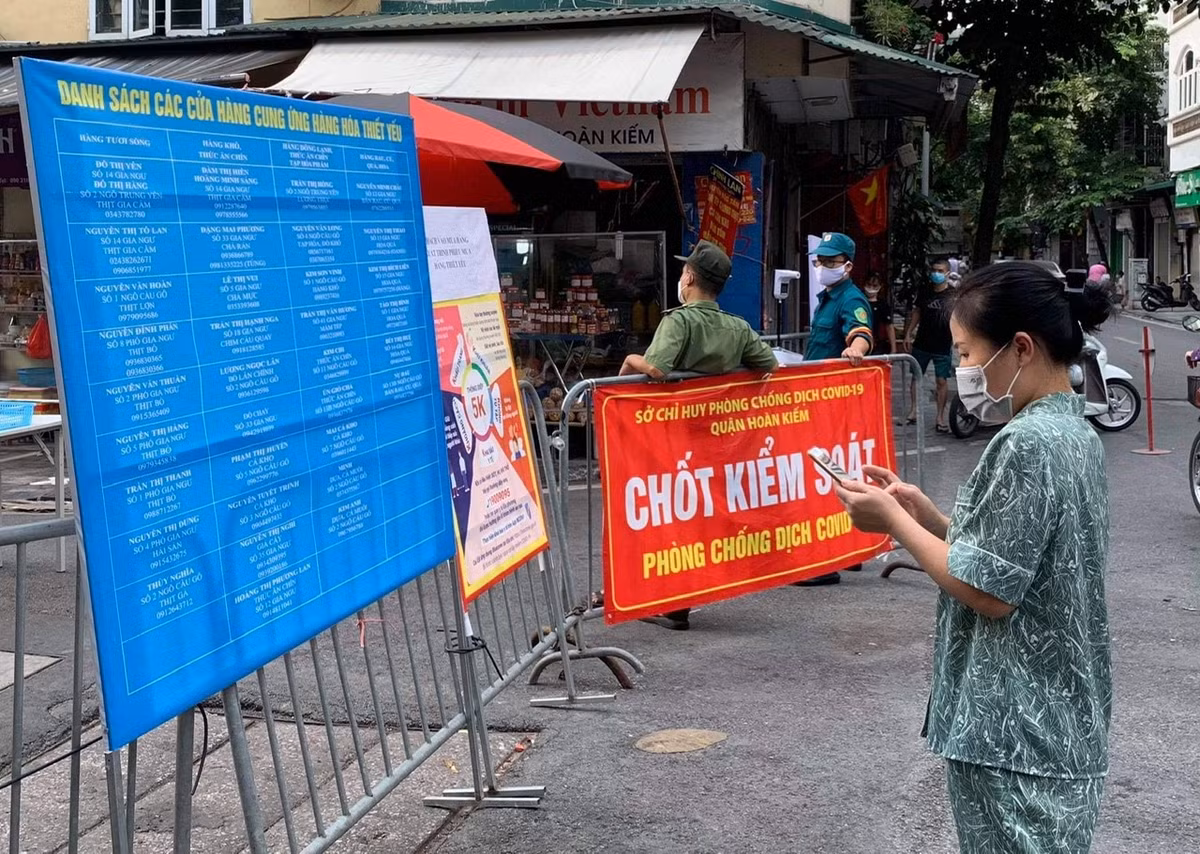 Sau khi bị phản ánh về tình trạng treo biển thông báo, mua bán qua rào chắn, chợ Hàng Bè đã có nhiều thay đổi.