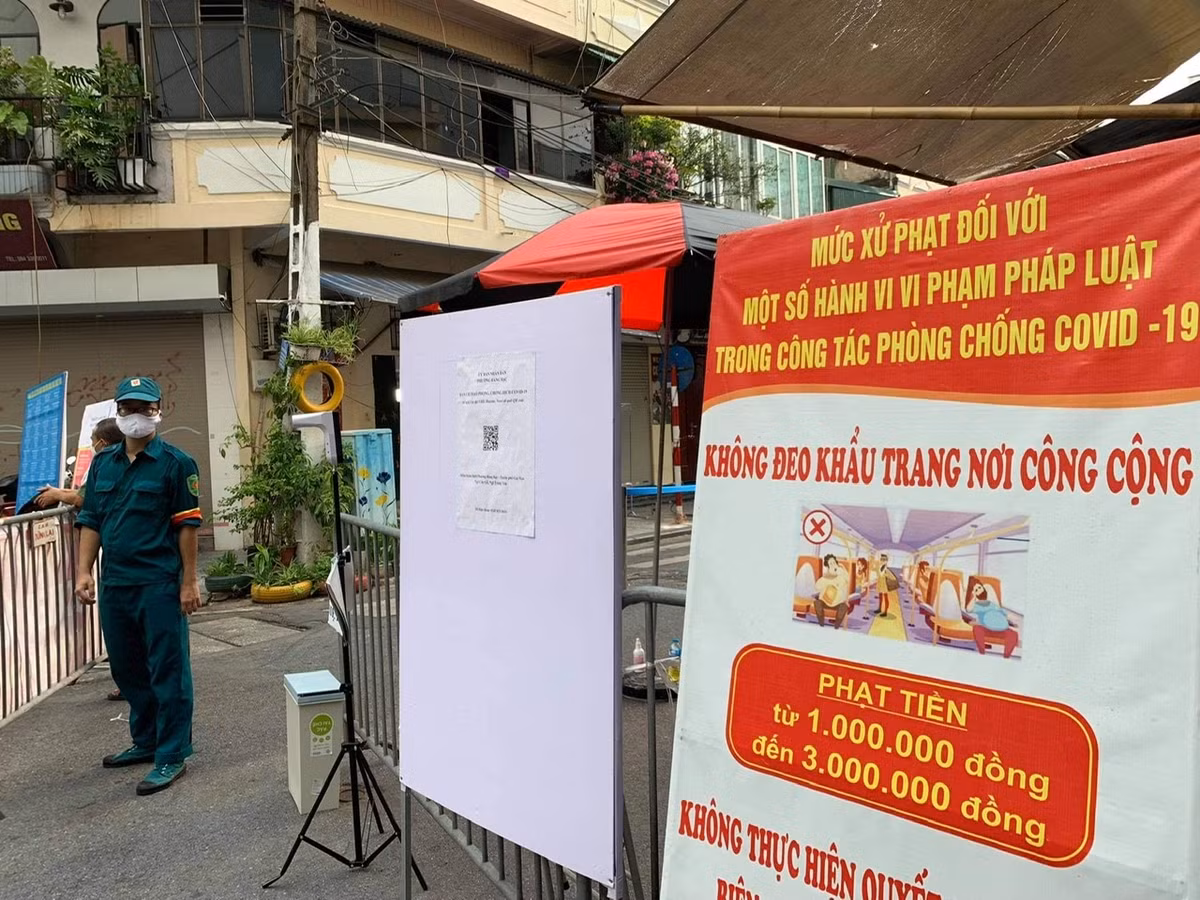 Ban Quản lý chợ cũng đã thông báo công khai các hành vi vi phạm quy định phòng chống dịch COVID-19 đối với người dân ra vào chợ.