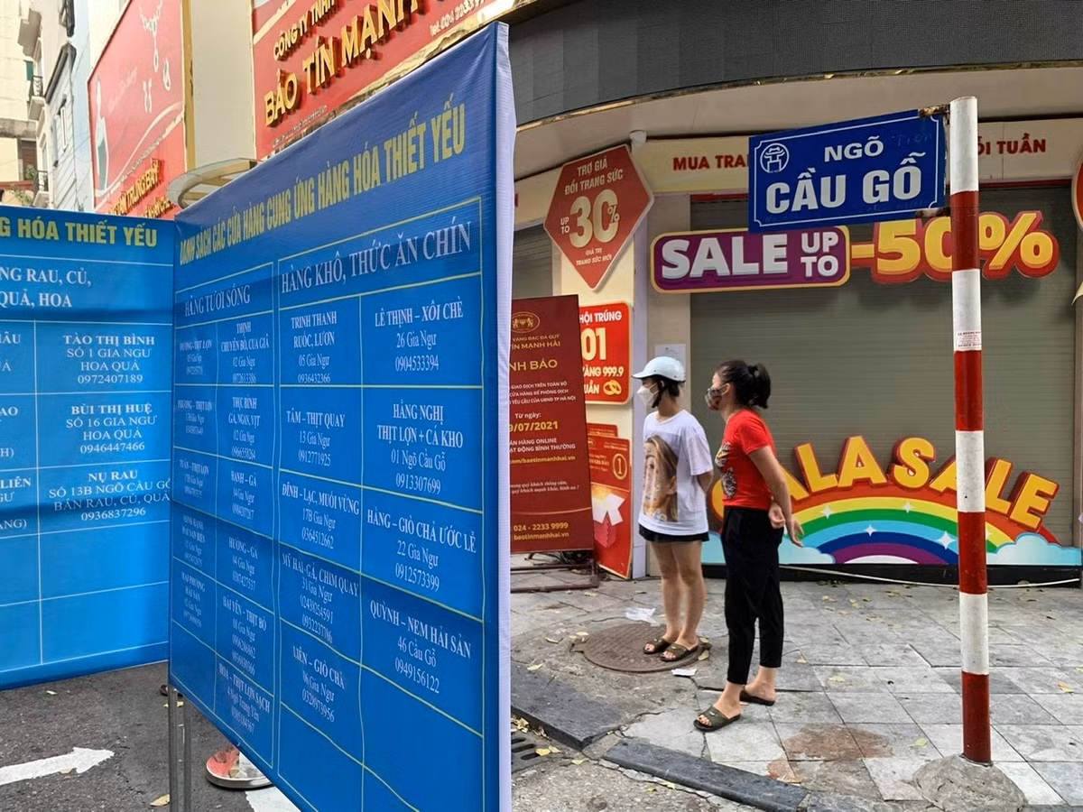 Thay vì các biển thông báo tự chế, hiện nay các tiểu thương đã đăng ký in thông tin theo mẫu của Ban Quản lý chợ.