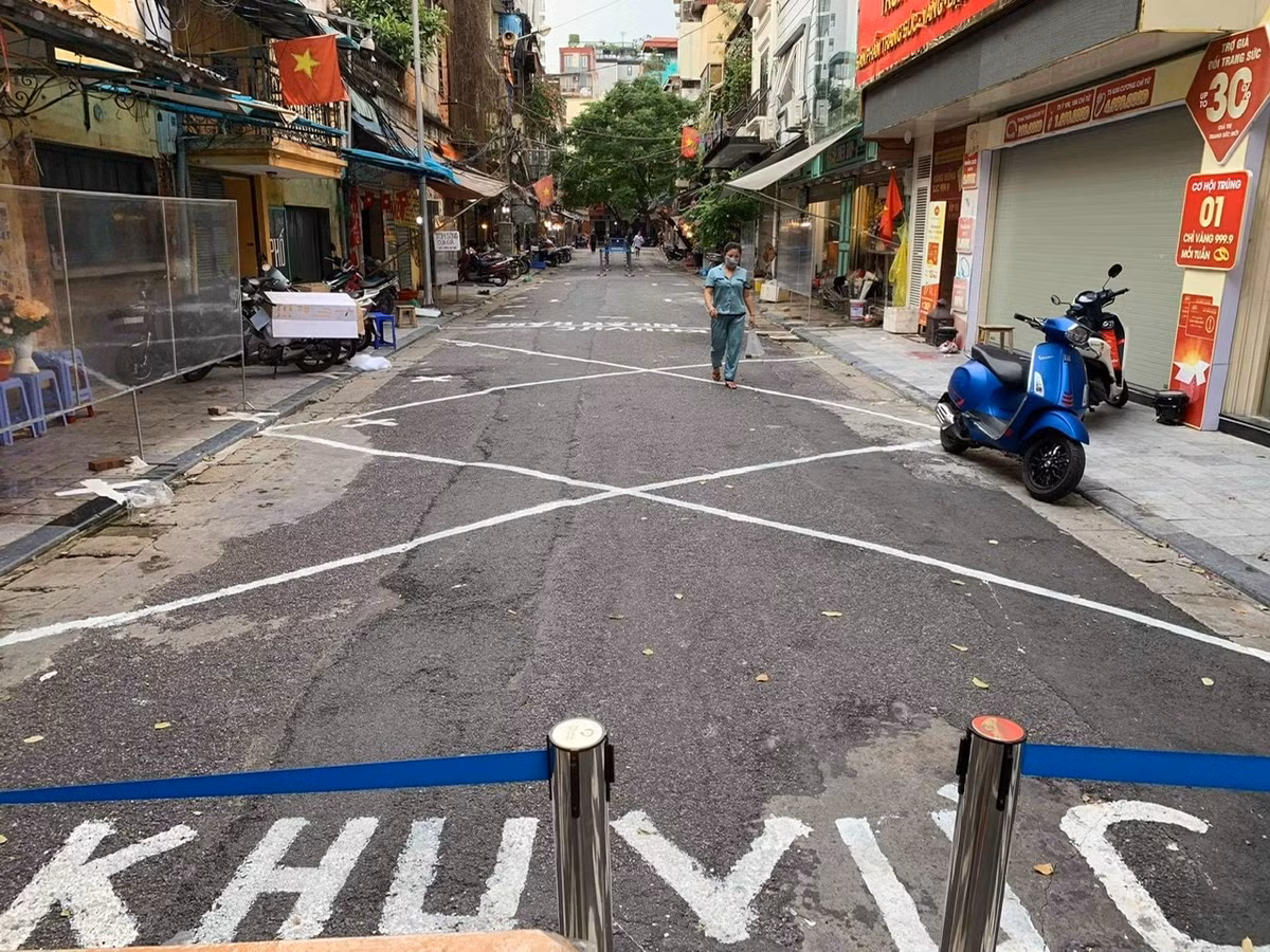 Các lối ra vào chợ ở phố Hàng Bè, ngõ Cầu Gỗ đã có lực lượng chức năng bố trí người kiểm soát.