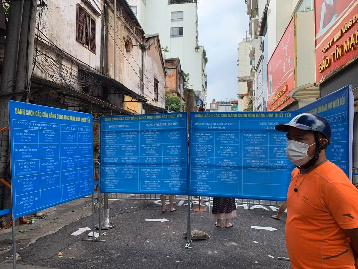 Anh Thế Sơn - nhà ở phố Hàng Trống cho biết, do không có thẻ đi chợ nên anh không được vào trong. Anh đã chụp lại danh sách các cửa hàng bán đồ thiết yếu rồi gọi điện sẽ có người mang đến tận nhà.