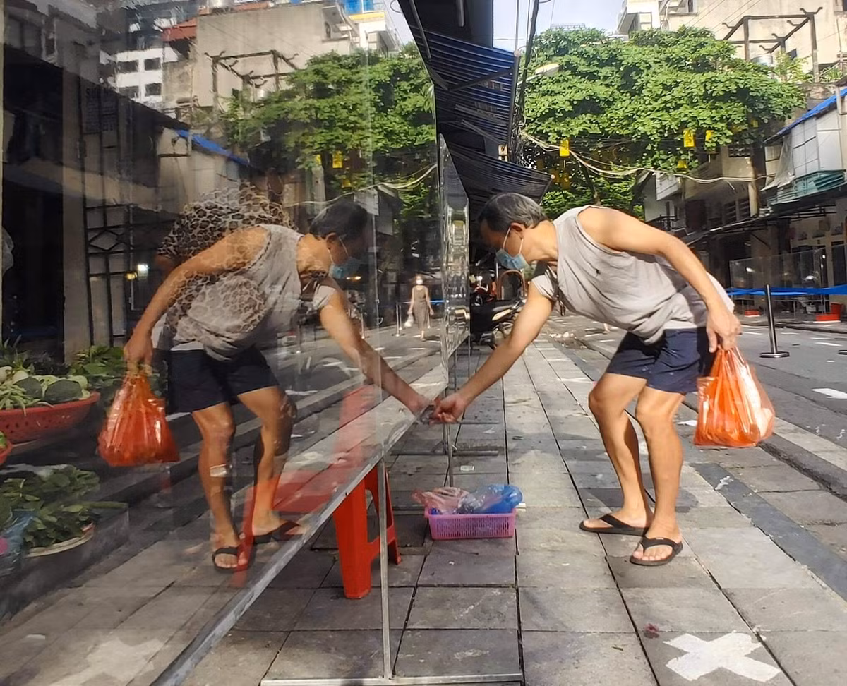 Theo ghi nhận của PV báo Tri thức và Cuộc sống, sau khi có những thay đổi, số lượng người ra vào chợ đã giảm hẳn do chỉ có người dân trên địa bàn mới được phát thẻ đi chợ.