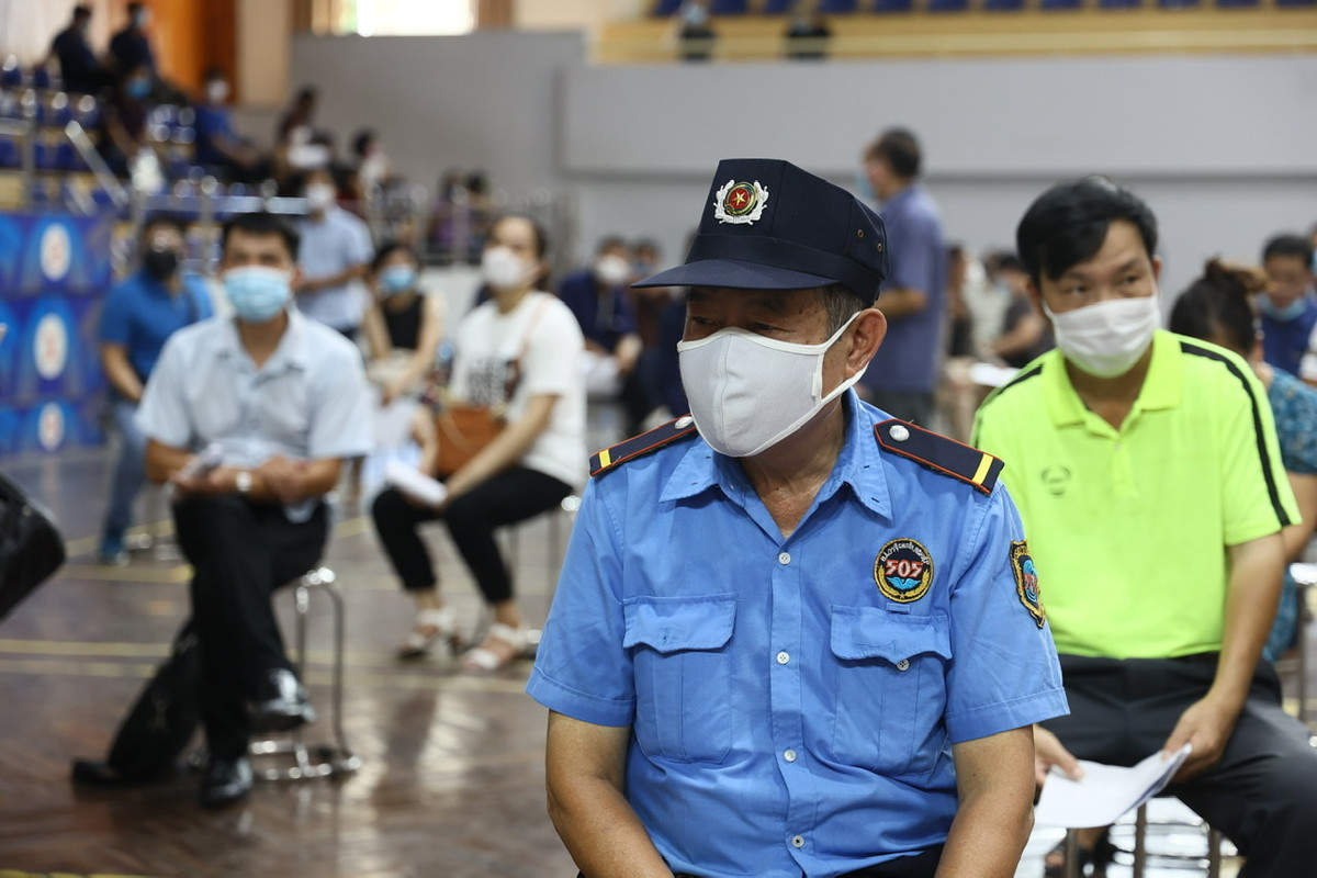 Người dân tới tiêm tại địa điểm tiêm phường Cát Linh rất thoải mái do được ngồi chờ tại nơi thoáng mát, an toàn và mát mẻ.