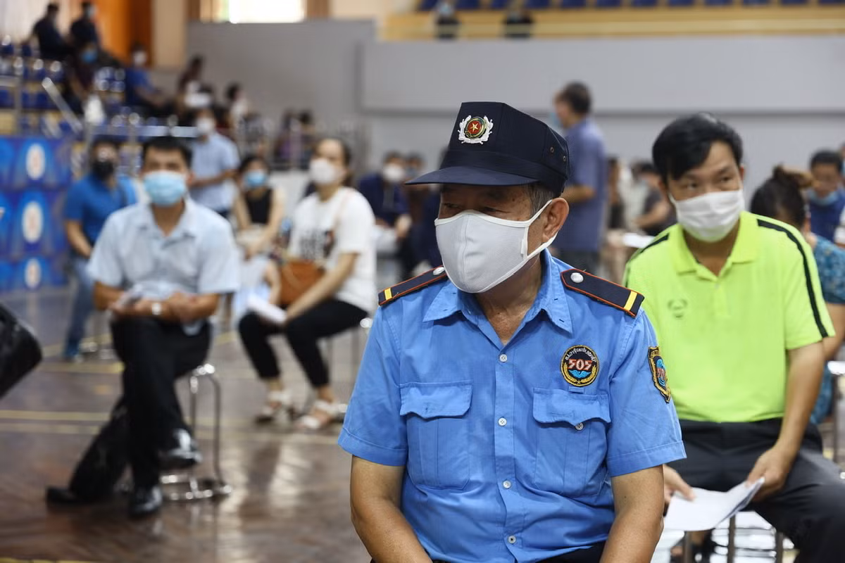 Người dân tới tiêm tại địa điểm tiêm phường Cát Linh rất thoải mái do được ngồi chờ tại nơi thoáng mát, an toàn và mát mẻ.