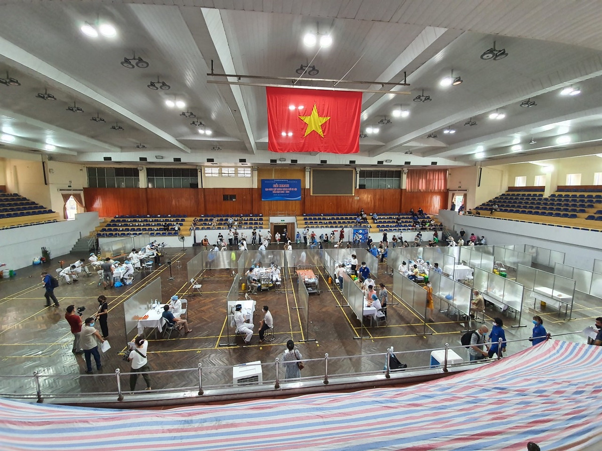 Ngoài địa điểm tiêm an toàn, quận Đống Đa cũng bố trí nhiều lực lượng tham gia hỗ trợ công tác tiêm vaccine.