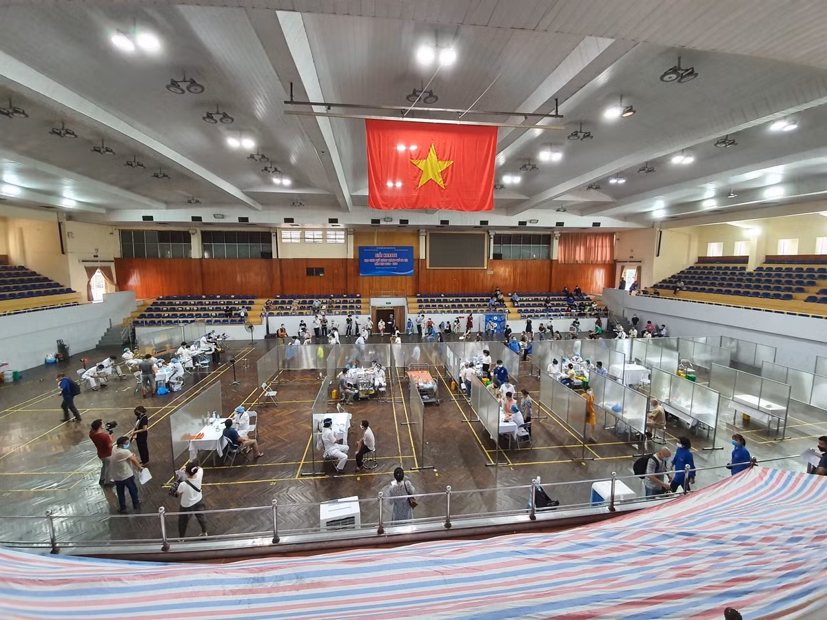 Ngoài địa điểm tiêm an toàn, quận Đống Đa cũng bố trí nhiều lực lượng tham gia hỗ trợ công tác tiêm vaccine.