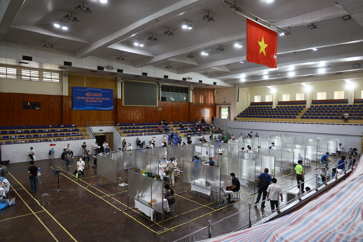 Ben trong benh vien da chien phuc vu tiem vaccine dau tien tai Ha Noi