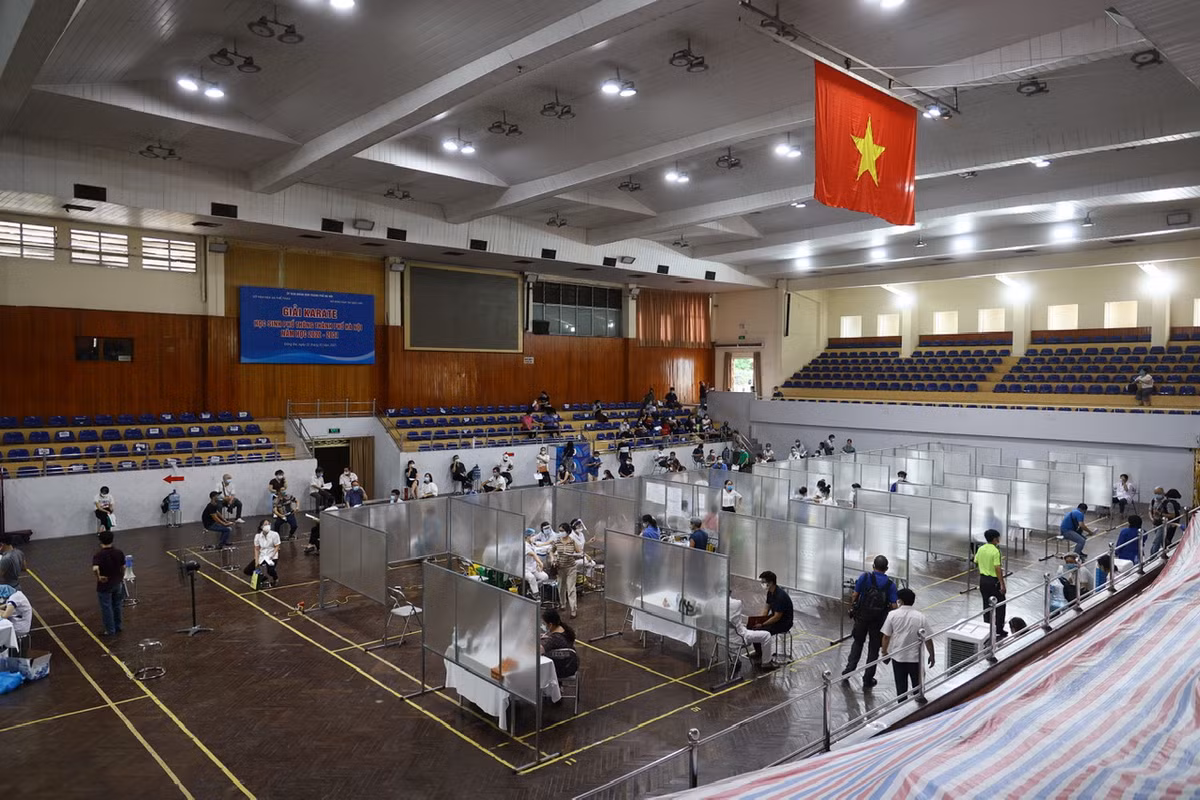 Ben trong benh vien da chien phuc vu tiem vaccine dau tien tai Ha Noi