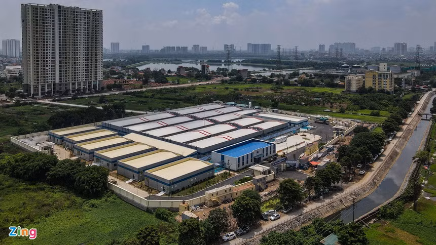 Bệnh viện được chia thành 3 khu: Khu xanh là văn phòng hành chính; khu vàng là các dãy ký túc xá, nhà ăn, xét nghiệm, kho vật tư thiết bị y tế và khu đỏ là nơi điều trị.