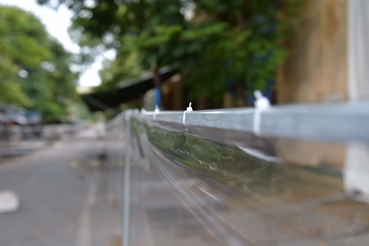 BQL chợ cho biết thêm, trước khi dừng hoạt động, chợ có 384 hộ kinh doanh. Từ ngày 20/8, chợ sẽ bố trí cho dưới 200 hộ được hoạt động, số còn lại chợ sẽ có phương án tiếp theo.