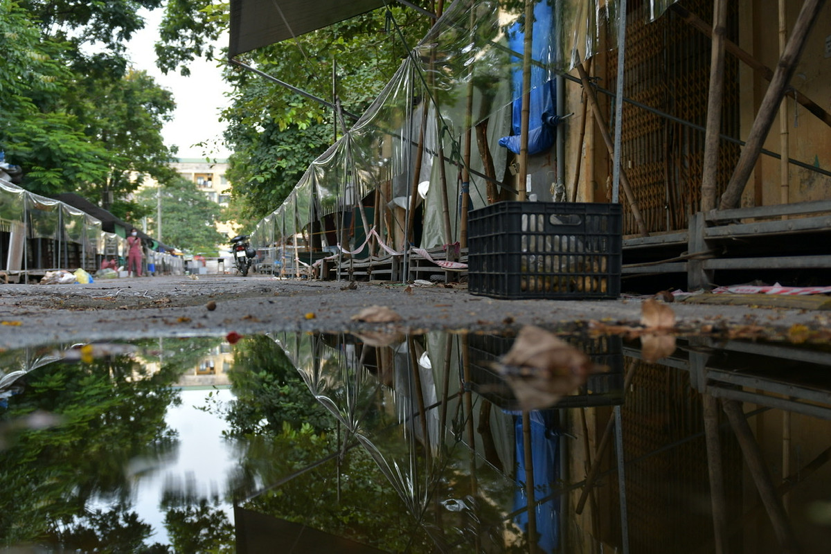 Khi quay lại hoạt động, chợ sẽ mở cửa từ 0h - 5h30 dành cho người mua buôn về bán hàng, từ 5h30 đến 10h30 dành cho người dân có thẻ đi chợ. Các buổi chiều chợ sẽ nghỉ để phục vụ công tác vệ sinh khử khuẩn.