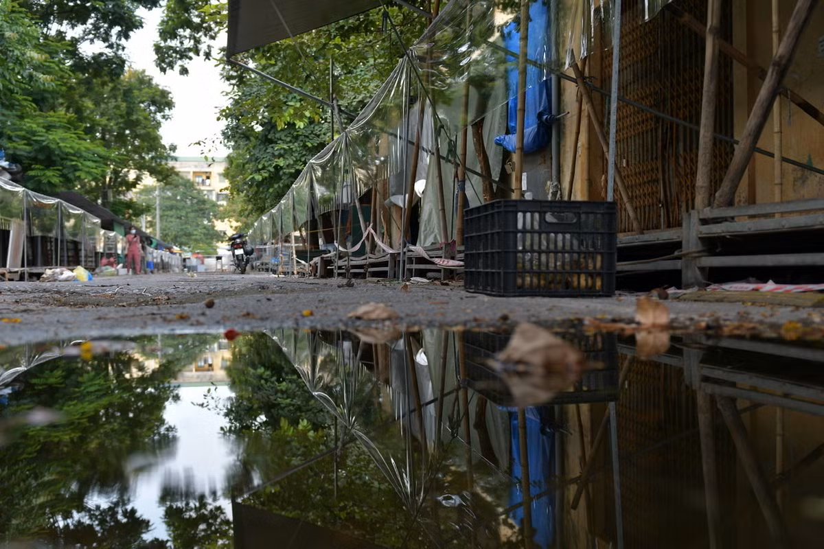 Khi quay lại hoạt động, chợ sẽ mở cửa từ 0h - 5h30 dành cho người mua buôn về bán hàng, từ 5h30 đến 10h30 dành cho người dân có thẻ đi chợ. Các buổi chiều chợ sẽ nghỉ để phục vụ công tác vệ sinh khử khuẩn.