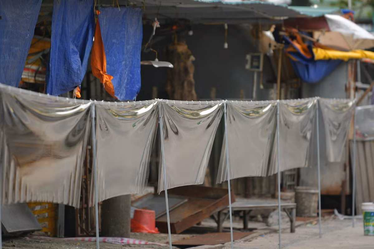 Toàn bộ khu vực kinh doanh, buôn bán của chợ đã được quây tấm chắn.