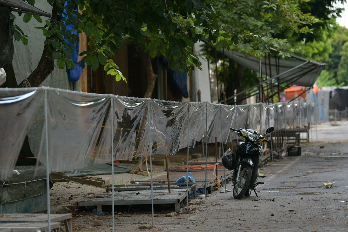 Theo ghi nhận của PV Tri thức và Cuộc sống, toàn bộ các gian hàng bên trong chợ đã được Ban Quản lý (BQL) chợ dựng tấm chắn để hạn chế tiếp xúc.