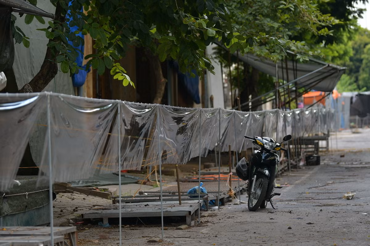 Theo ghi nhận của PV Tri thức và Cuộc sống, toàn bộ các gian hàng bên trong chợ đã được Ban Quản lý (BQL) chợ dựng tấm chắn để hạn chế tiếp xúc.