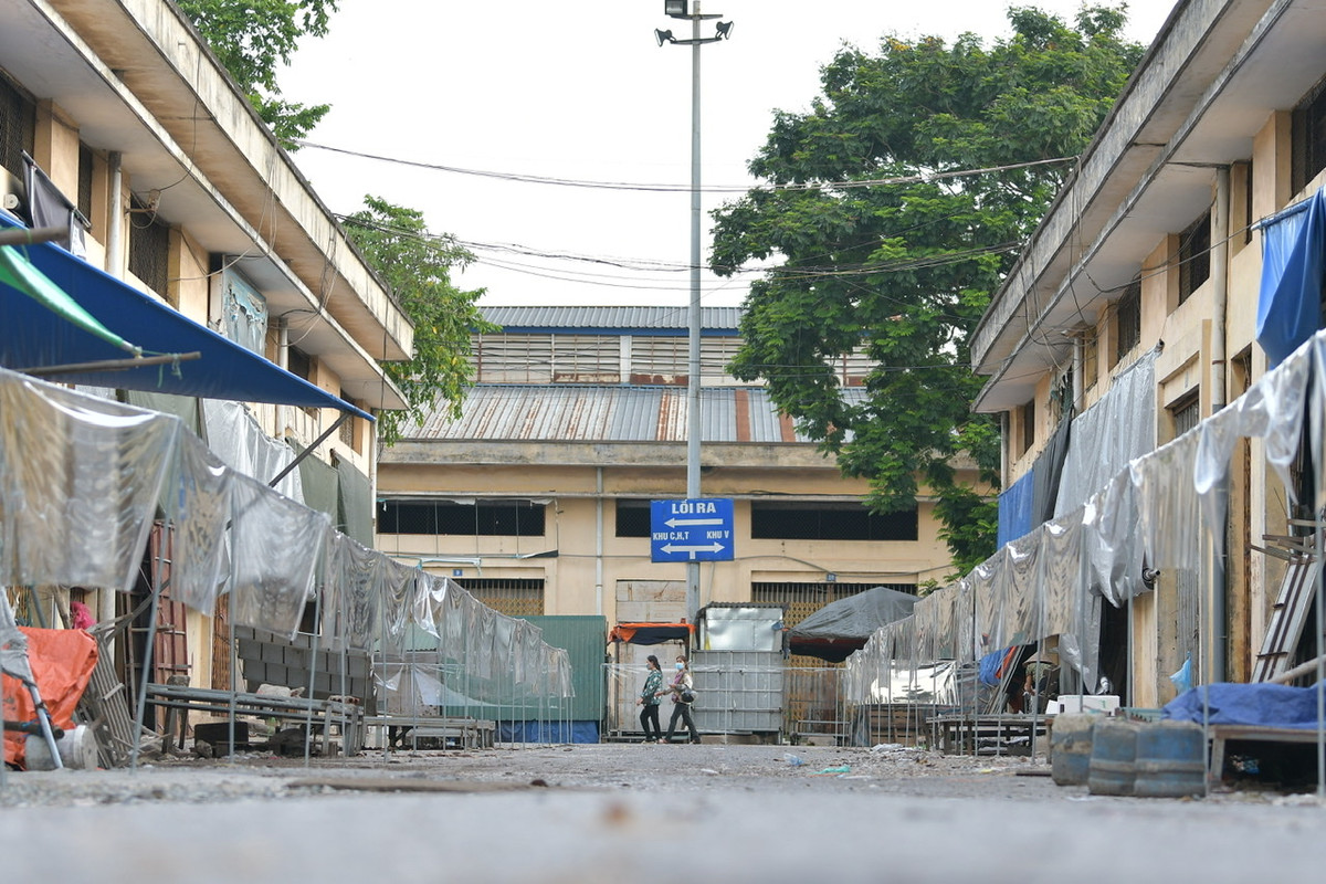 Như vậy, chợ đầu mối phía Nam là chợ dân sinh đầu tiên của Hà Nội được mở cửa trở lại sau khi bị phong toả.