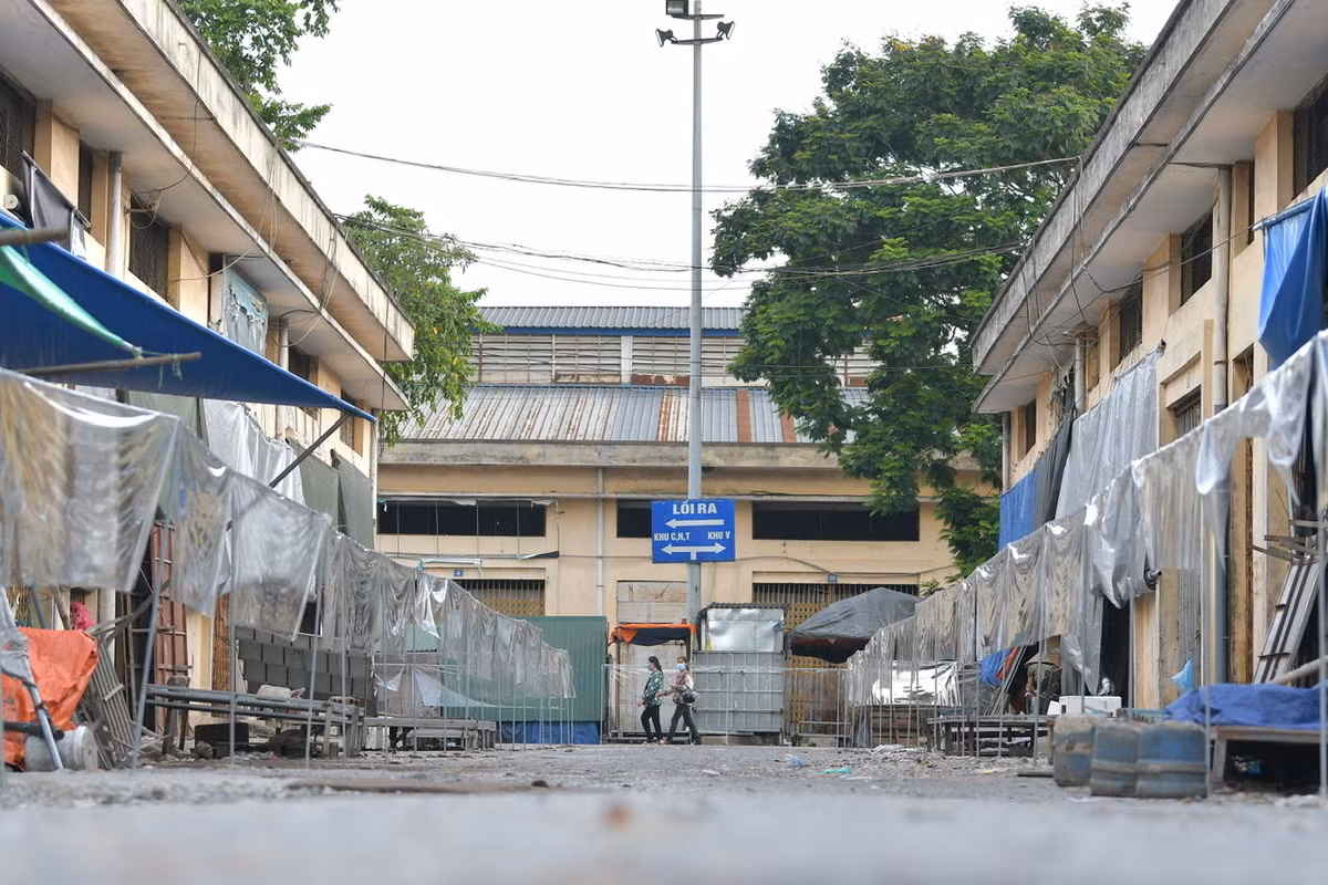 Như vậy, chợ đầu mối phía Nam là chợ dân sinh đầu tiên của Hà Nội được mở cửa trở lại sau khi bị phong toả.