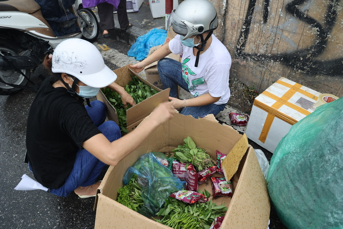 Khung giờ tiếp nhận đồ là 8-10h sáng và 14-16h chiều hàng ngày.