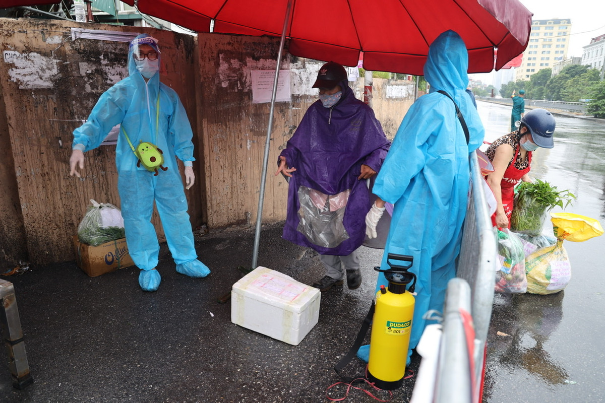 Toàn bộ đồ gửi từ bên ngoài vào đều được khử khuẩn trước khi tiếp nhận.