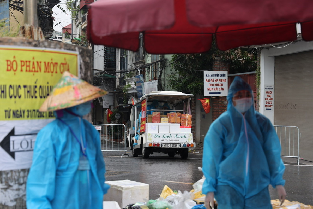 Người dân trong khu vực cách ly sẽ không được tiếp xúc với người bên ngoài, mọi giao dịch đều phải qua “bộ phận 1 cửa” để kiểm soát hàng hoá cũng như hạn chế tiếp xúc với người trong vùng dịch.